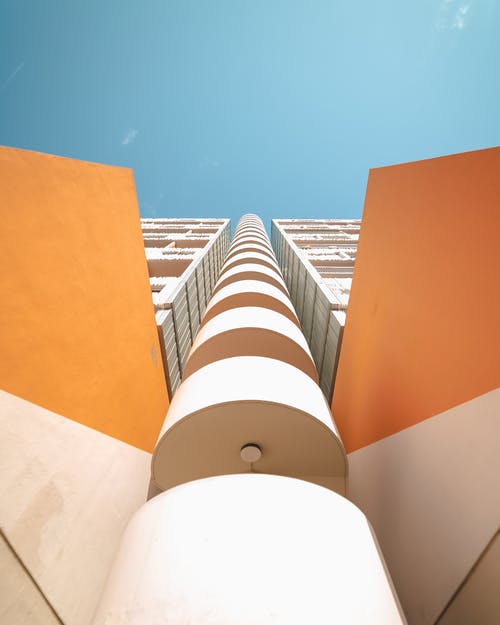 高层橙色和白色建筑 · 免费素材图片