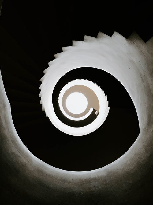 白色和黑色螺旋楼梯 · 免费素材图片
