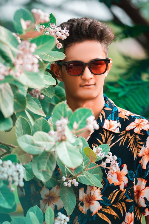 男子穿花卉上衣的照片 · 免费素材图片
