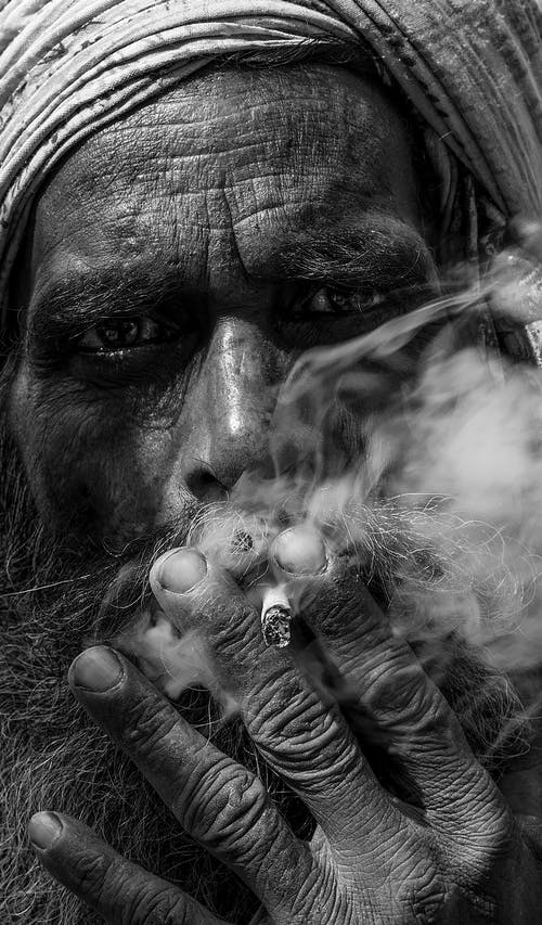 老人吸烟香烟 · 免费素材图片