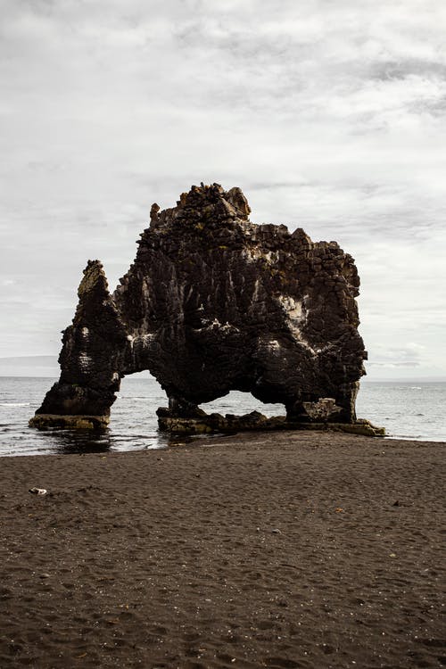 岸边的岩层 · 免费素材图片