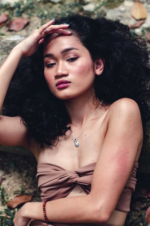 女人抱着她的额头的照片 · 免费素材图片