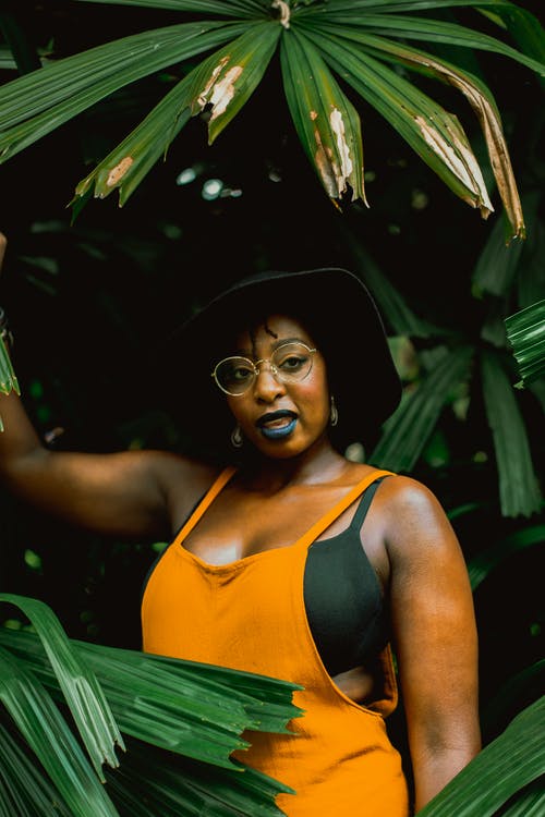 女人穿着黄色意大利面条表带上衣 · 免费素材图片