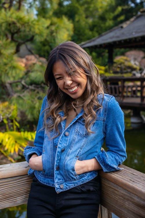 靠在木栏杆上的女人的照片 · 免费素材图片