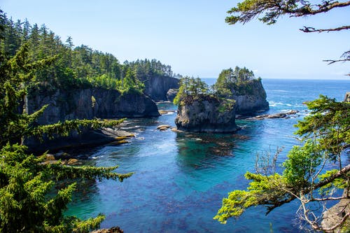 2水体上的绿色和灰色小岛 · 免费素材图片