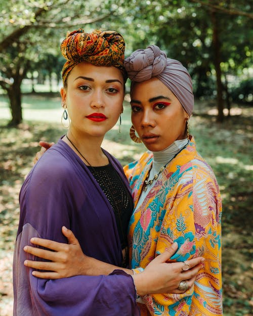 妇女互相拥抱的照片 · 免费素材图片