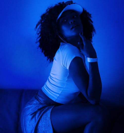 女人抱着她的下巴的照片 · 免费素材图片