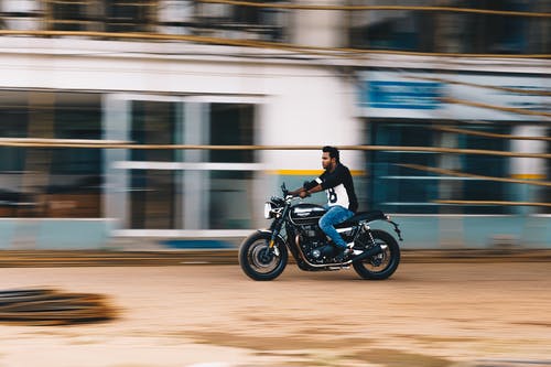 男子骑着摩托车的照片 · 免费素材图片