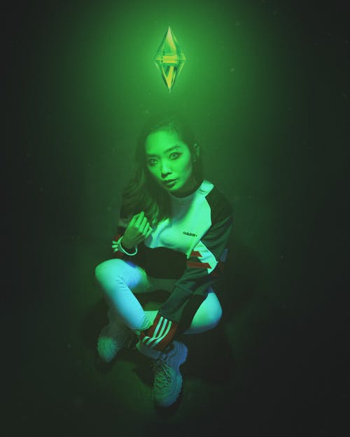 女人坐在地板上的照片 · 免费素材图片