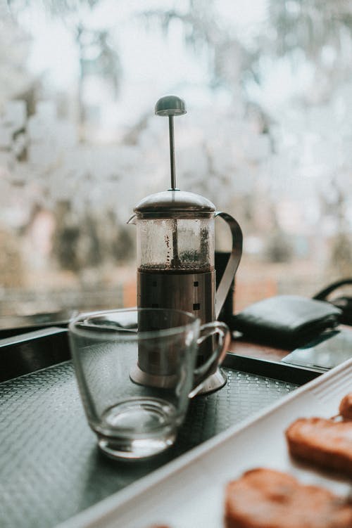 咖啡机旁边的空杯子 · 免费素材图片