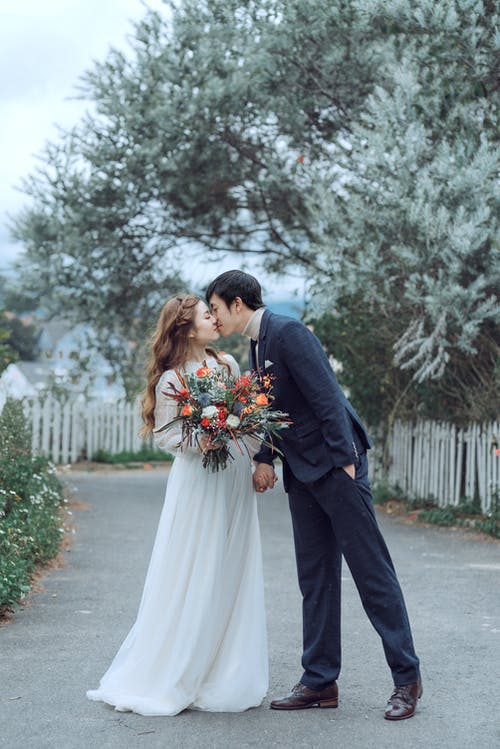 新娘和新郎互相亲吻 · 免费素材图片