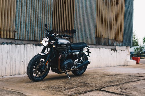 摩托车停在建筑物外 · 免费素材图片
