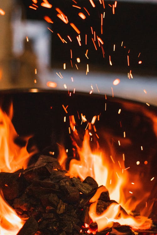 木炭着火的特写照片 · 免费素材图片