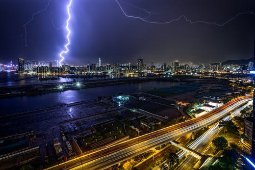 夜间照明建筑物上方闪电的延时摄影 · 免费素材图片