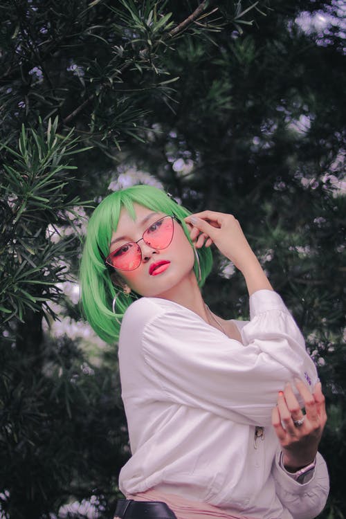 绿色的头发，戴着耳环的女人 · 免费素材图片