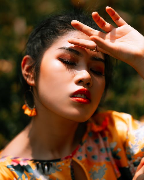 女人捂着脸的照片 · 免费素材图片