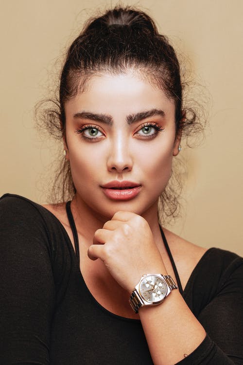 一个戴银手表的女人的图片 · 免费素材图片