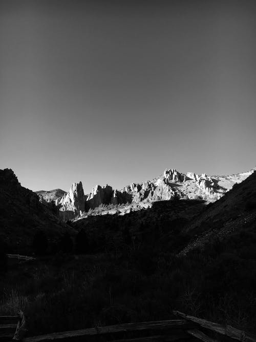 落基山的灰度摄影 · 免费素材图片