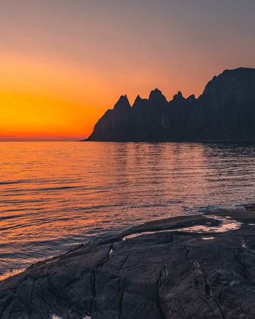 山附近的水域 · 免费素材图片