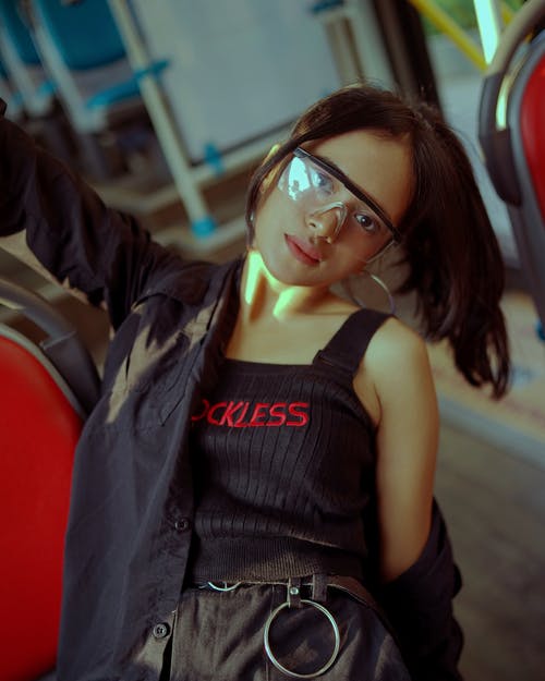 穿黑夹克的女人 · 免费素材图片