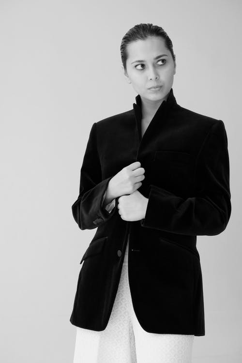 女人站的灰度摄影 · 免费素材图片