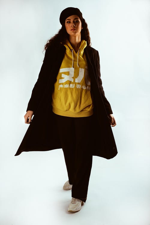 穿黄色毛衣的女人的照片 · 免费素材图片