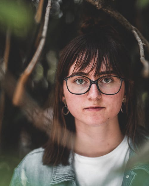 女人戴眼镜 · 免费素材图片