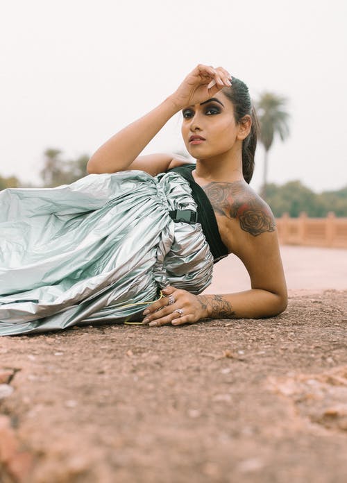 女人穿着银色连衣裙的照片 · 免费素材图片