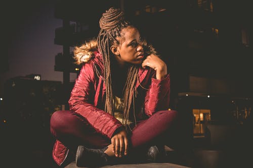 红色轰炸机夹克的女人 · 免费素材图片