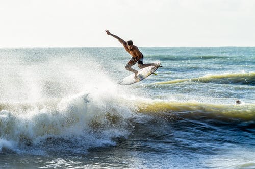 男子骑白色冲浪板 · 免费素材图片