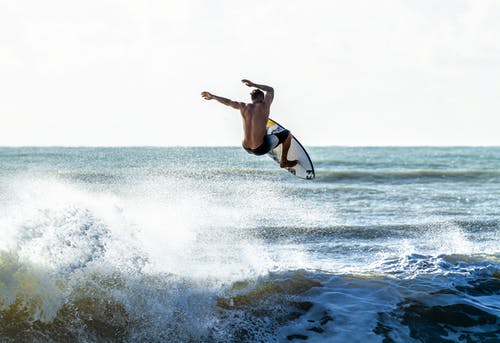 冲浪板上的人 · 免费素材图片
