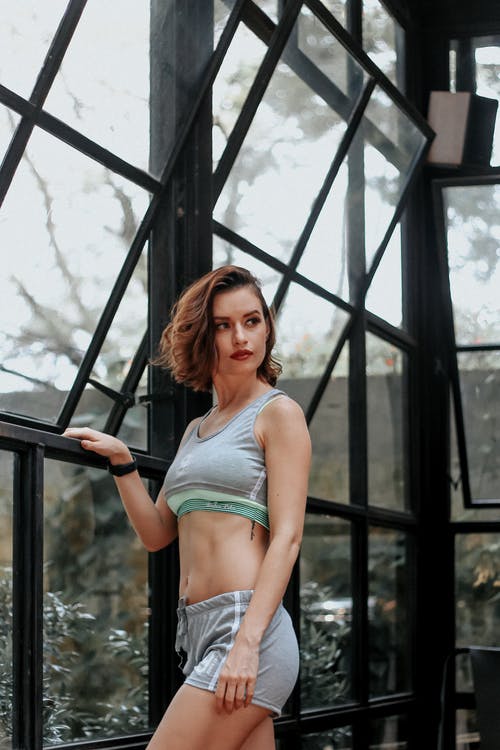 站在窗户旁边的女人 · 免费素材图片