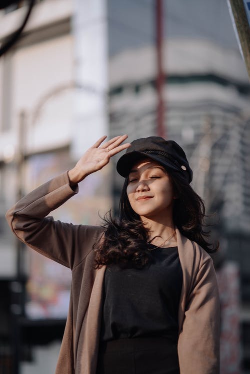 从太阳遮住脸的女人 · 免费素材图片