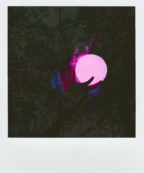 持有粉红色球体的人 · 免费素材图片