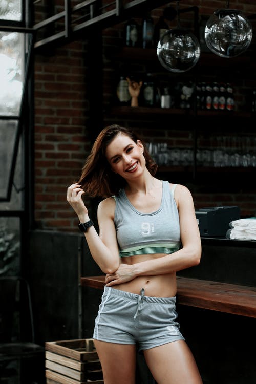 站在柜台旁边的女人 · 免费素材图片