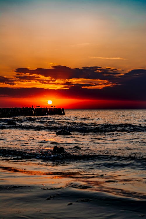 黎明期间海滩的风景照片 · 免费素材图片