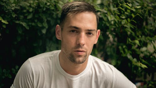 一个穿白衬衣的家伙 · 免费素材图片