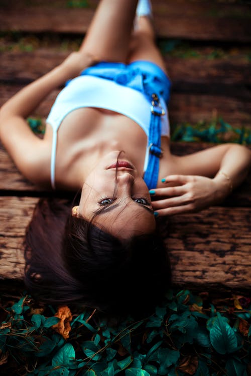 躺在木垫上的女人 · 免费素材图片