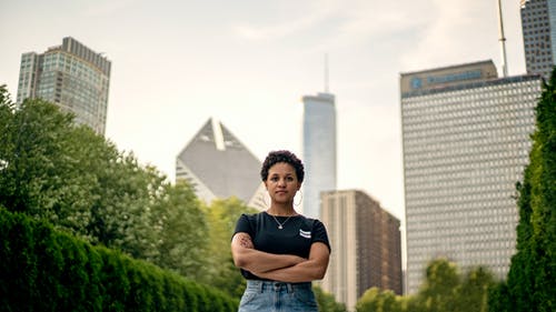 穿黑衬衫的女人的照片 · 免费素材图片