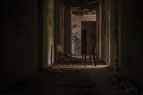 走廊上的两把椅子 · 免费素材图片