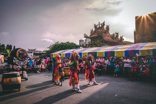 人们聚集在一起跳舞 · 免费素材图片