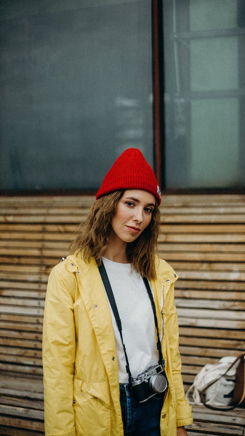 红色帽子戴相机的女人 · 免费素材图片