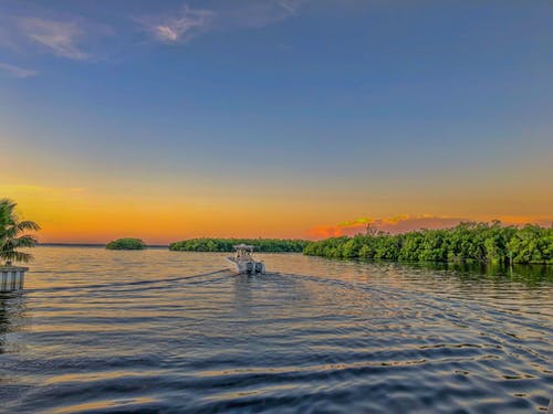 船在水面上的照片 · 免费素材图片