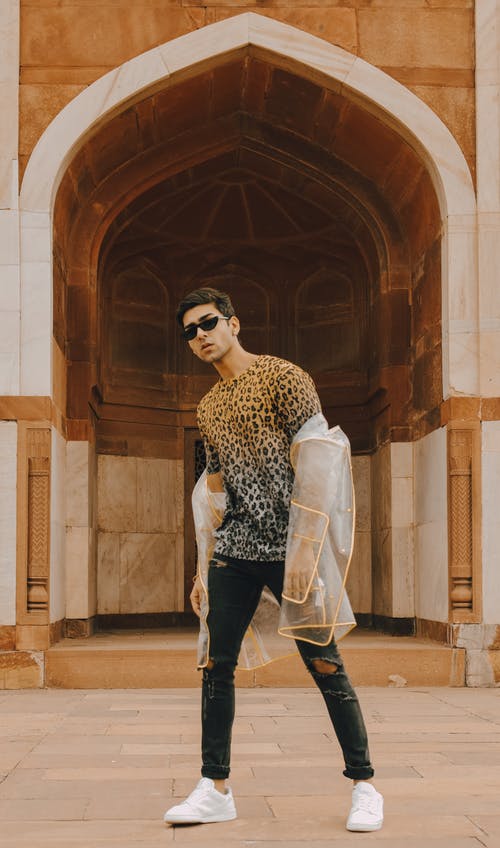 站在大楼附近的人 · 免费素材图片