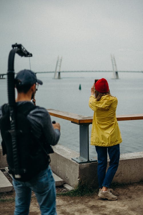 穿黄色外套的女人的照片 · 免费素材图片