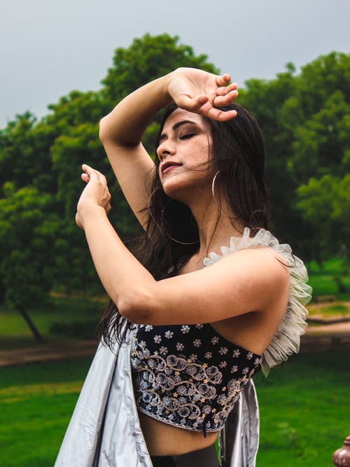 黑作物顶部的女人 · 免费素材图片