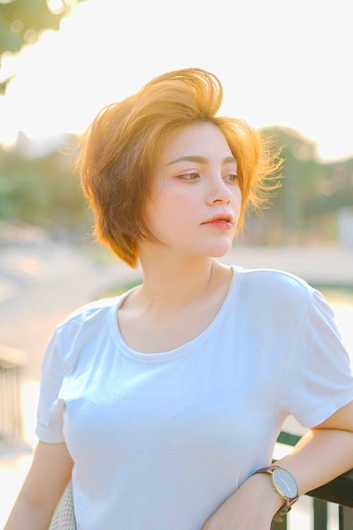 白色t恤的女人 · 免费素材图片