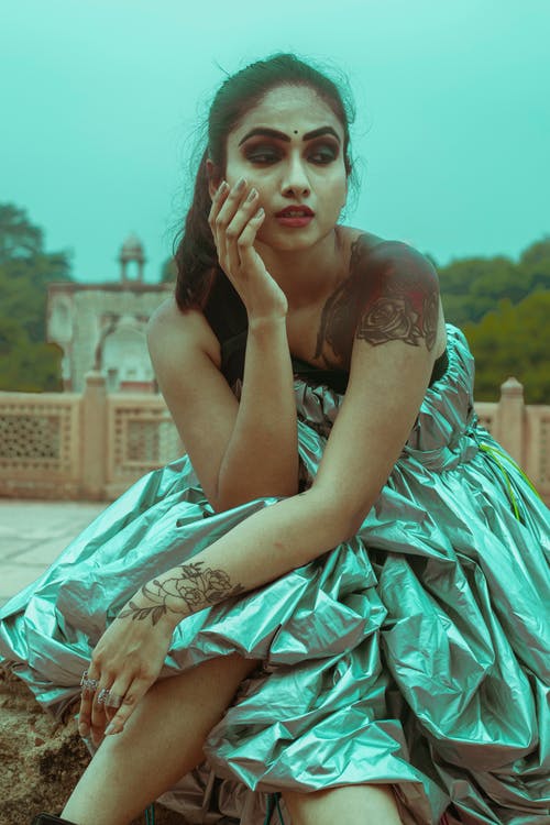 女人抚摸她的脸的照片 · 免费素材图片