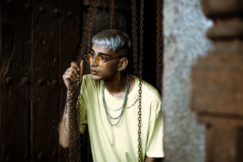 穿霓虹绿衬衫的男人的照片 · 免费素材图片