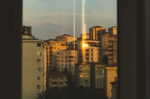 从一个窗口的城市鸟瞰图 · 免费素材图片